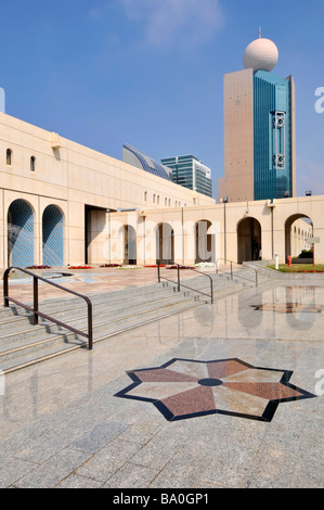 Abu Dhabi si avvicina alla Fondazione culturale in una giornata di sole cielo azzurro, un cortile pavimentato lucido e una fontana negli Emirati Arabi Uniti in Asia Foto Stock