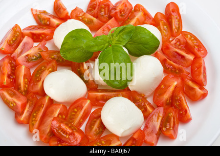 Pomodoro, mozzarella e basilico: insalada caprese Foto Stock