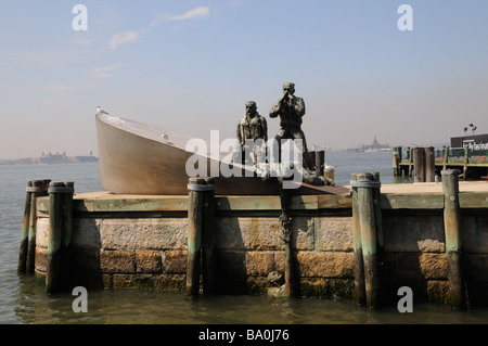 La American Merchant Mariners Memorial in Battery Park onori migliaia di U S merchant marittimi che hanno perso la vita in mare. Foto Stock