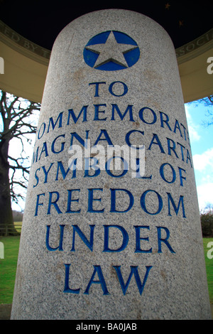 Chiusura del memorial pilastro al centro della Magna Carta Memorial in Runnymede, Inghilterra. Foto Stock