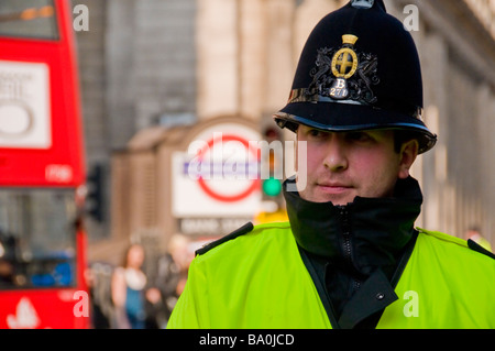 Un ritratto di un poliziotto al di fuori della stazione di Banca durante il Vertice del G20 proteste, la città di Londra, Inghilterra, Regno Unito Foto Stock