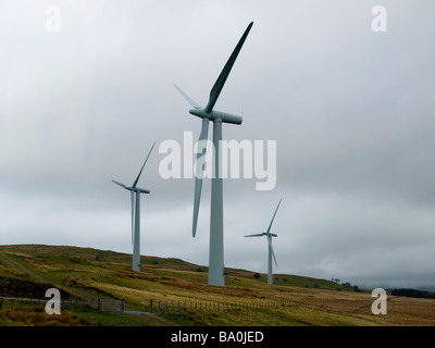 Tre dei cinque 1 3MW turbine eoliche a Npower Renewables proprietà fattoria eolica presso Lambrigg in Cumbria Foto Stock