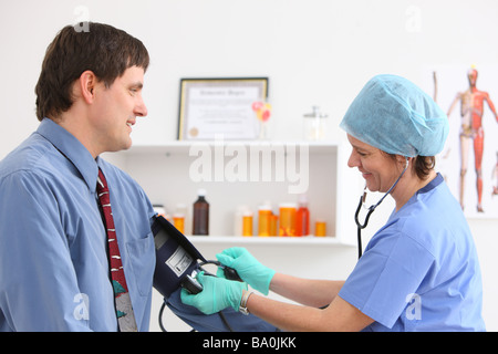 L uomo come ottenere la pressione del sangue presi a medici office Foto Stock