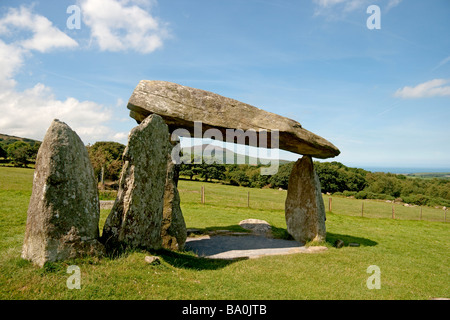 Vista di Pentre Ifan preistorici camera di sepoltura nel Pembrokeshire National Park Foto Stock