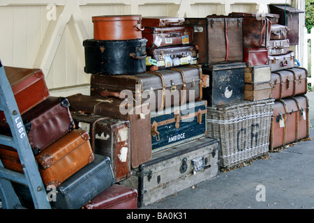 Bagagli sulla piattaforma della ferrovia Bluebell Sheffield Park Station East Sussex Foto Stock