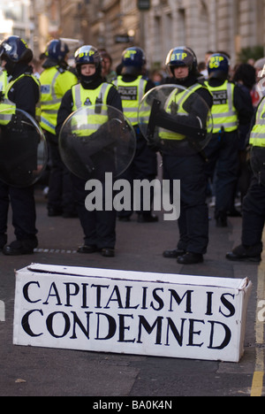 G20 protestare fuori Bank of England Threadneedle Street 1 aprile 2009 Bara scatola sagomata del capitalismo è condannato. Credit Crunch 2000s HOMER SYKES Foto Stock