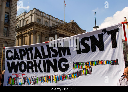 CRISI FINANZIARIA 2009 la protesta di Credit Crunch G20 fuori della Banca d'Inghilterra Threadneedle Street Londra UK Europa il capitalismo non funziona nel Regno Unito Foto Stock