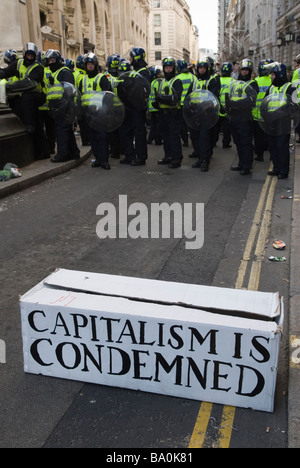 Credit Crunch G20 protestare fuori Bank of England Threadneedle Street 1 aprile bara scatola sagomata del capitalismo è condannato 2009 HOMER SYKES Foto Stock