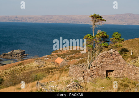 Fearnbeag Crofting rovine si affaccia su Loch Torridon dalla penisola di Applecross Wester Ross SCO 2288 Foto Stock