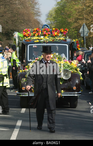 Barry Albin-Dyer Direttore funerale da Bermondsey London conduce corteo funerale per TV Reality Star Jade Goody 2009. 2000 Regno Unito HOMER SYKES Foto Stock