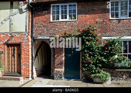 Vista di un cottage e lo Spirito Santo vicolo in Sandwich Kent Foto Stock