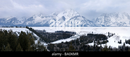 Panorama del Grand Teton picchi e Snake River in inverno dal Jackson Hole si affacciano wyoming Foto Stock