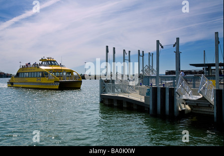 L'acqua taxi in arrivo per il carico e scarico passeggeri presso il dock del nuovo negozio IKEA in Red Hook Brooklyn New York Foto Stock