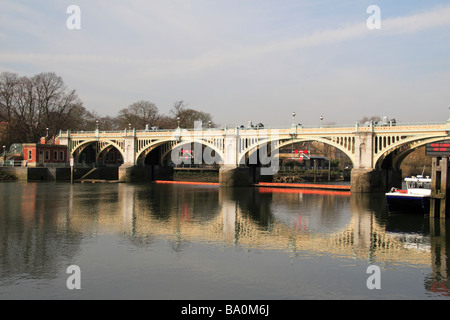 La passerella sul fiume Tamigi accanto al weir a Richmond Lock, Inghilterra. Foto Stock