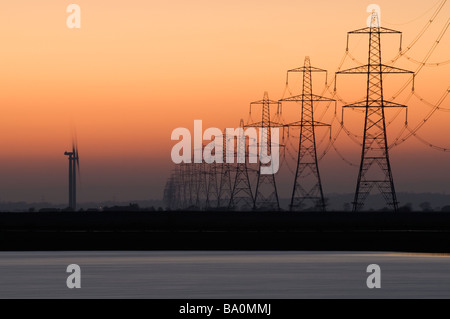 Le turbine eoliche e tralicci elettrici e linee di Romney Marsh Kent REGNO UNITO Foto Stock