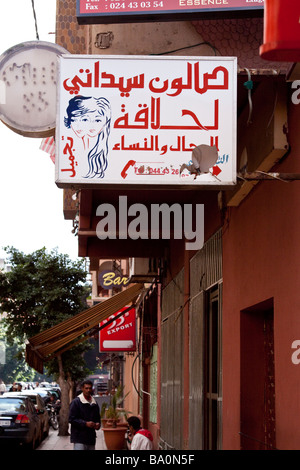 Il dipinto a mano sbriciolamento esterno di un telefono pubblico "teleboutique' in Gueliz, la classe media moderno borgo di Marrakech Foto Stock