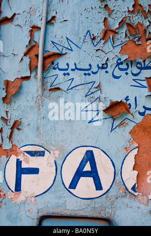 Il dipinto a mano sbriciolamento esterno di un telefono pubblico "teleboutique' in Gueliz, la classe media moderno borgo di Marrakech Foto Stock