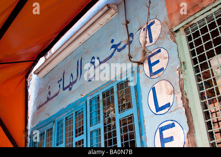 Il dipinto a mano sbriciolamento esterno di un telefono pubblico "teleboutique' in Gueliz, la classe media moderno borgo di Marrakech Foto Stock