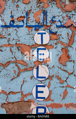 Il dipinto a mano sbriciolamento esterno di un telefono pubblico "teleboutique' in Gueliz, la classe media moderno borgo di Marrakech Foto Stock