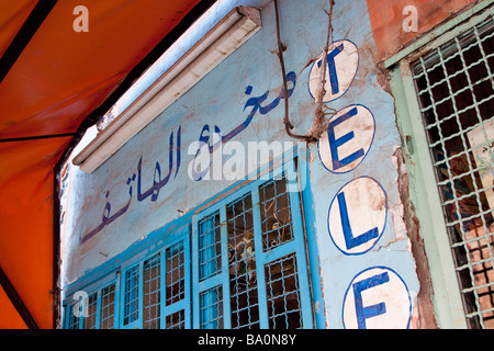 Il dipinto a mano sbriciolamento esterno di un telefono pubblico "teleboutique' in Gueliz, la classe media moderno borgo di Marrakech Foto Stock