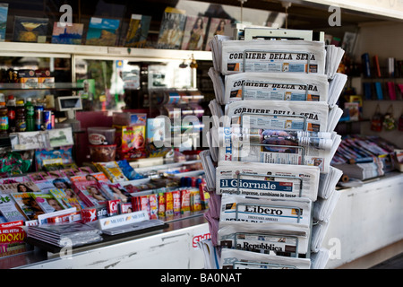 I giornali italiani ordinatamente impilati in livelli presso un chiosco a Lugano, Ticino, Svizzera Foto Stock