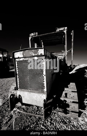 Un vecchio arrugginimento bulldozer usato per tirare il granchio barche su di una ripida spiaggia di ciottoli a Weybourne, North Norfolk, Regno Unito Foto Stock