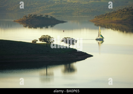 Barca a vela vela sul Alqueva, Alqueva, Alentejo Foto Stock