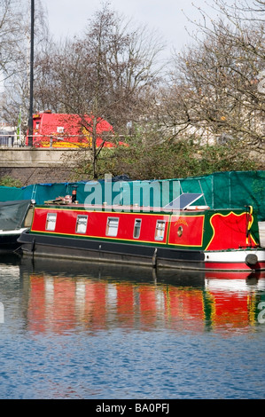 Rosso brillante barge, acqua azzurra la riflessione e la Royal Mail van su un ponte al Grand Union Canal, Paddington Basin, LONDRA, REGNO UNITO, Europ Foto Stock