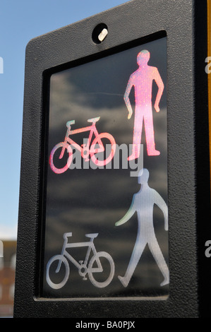 Pedoni e ciclisti il traffico che attraversa il segnale Foto Stock