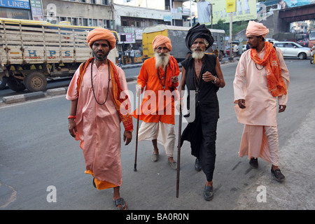 Sadhus o santi uomini camminando per le strade di Hyderabad India presentando un colorato fetta di vita nelle vie della città Foto Stock