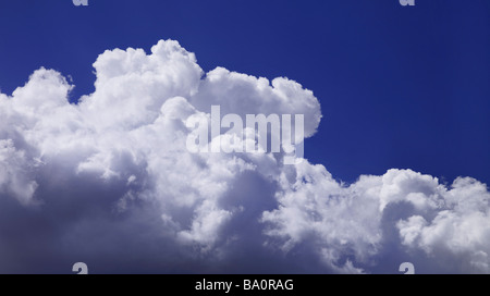 Fuffy nuvole bianche con cielo blu Foto Stock