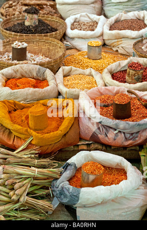 Spezie birmano sul display nel mercato Aungban, Stato Shan, Myanmar (Birmania) Foto Stock