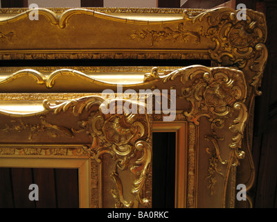 Angoli ad angolo retto di tre cornici dorate antiche ornate Foto Stock