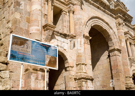 L'Arco di Adriano, la città romana di Jerash, Giordania Foto Stock