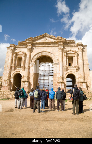 I turisti view all'Arco di Adriano, la città romana di Jerash, Giordania Foto Stock