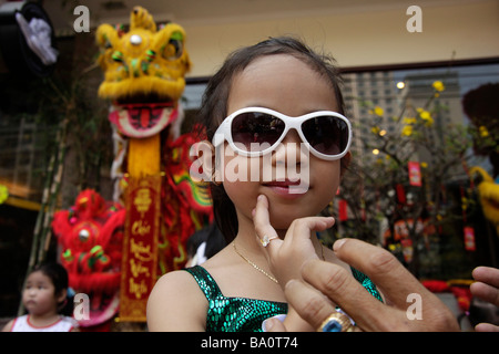 Ragazza giovane con occhiali da sole in posa di Saigon Ho Chi Minh City Vietnam Foto Stock