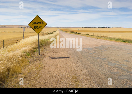 Strada di ghiaia cartello stradale di avvertimento di pietre sciolte sulla superficie del terreno Foto Stock