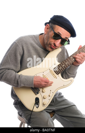 Invecchiamento baby boomer vecchio uomo anziano musicista suonando la chitarra francese beret hat Foto Stock