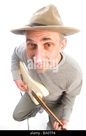 Invecchiamento baby boomer vecchio uomo anziano musicista suonando la chitarra hat Foto Stock