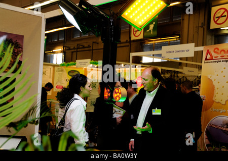 PARIGI, FRANCIA, Salone della Sostenibilità di chi parla un uomo d'affari, mostra di illuminazione ecologica a LED 'Abyss Industry Co' Green business Shop, responsabile