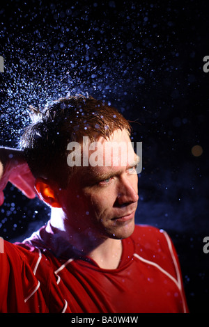 Atleta con acqua volare i capelli Foto Stock