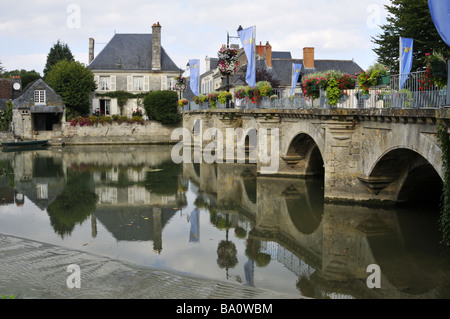 Il grazioso e tranquillo villaggio di Azay-le-Rideau dal fiume Indre, Francia. Foto Stock