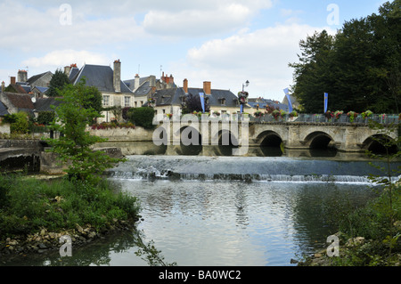 Il grazioso e tranquillo villaggio di Azay-le-Rideau dal fiume Indre, Francia. Foto Stock