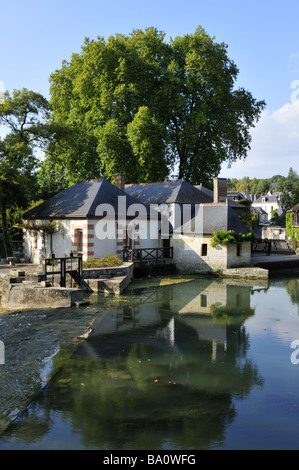 Il grazioso e tranquillo villaggio di Azay-le-Rideau dal fiume Indre, Francia. Foto Stock