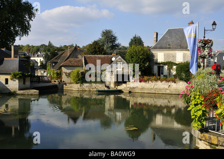 Il grazioso e tranquillo villaggio di Azay-le-Rideau dal fiume Indre, Francia. Foto Stock