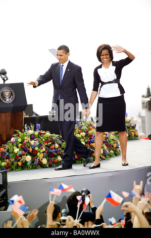 Stati Uniti Il presidente Barack Obama e il presidente la moglie Michelle Obama, wave alla folla prima di Obama il discorso di Praga. Foto Stock