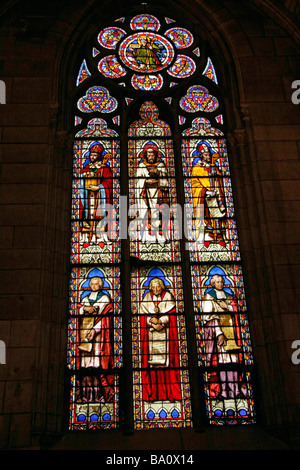 Santi finestra di vetro nella cattedrale di Notre Dame Parigi Francia Foto Stock