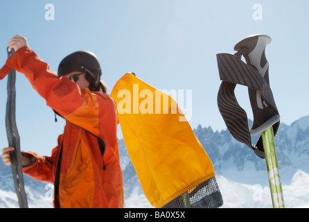 Ski tourer regolazione pelli di arrampicata per sci Foto Stock