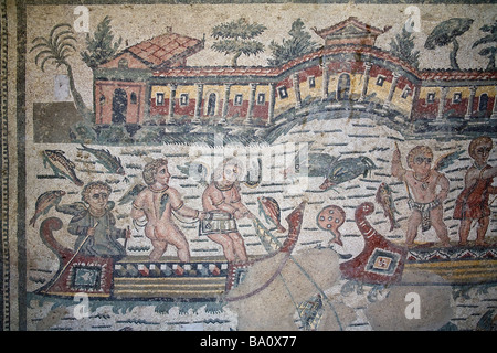 Amorini pesca mosaico Villa Romana del Casale del IV secolo nei pressi di Piazza Armerina Sicilia Italia Europa UE Foto Stock