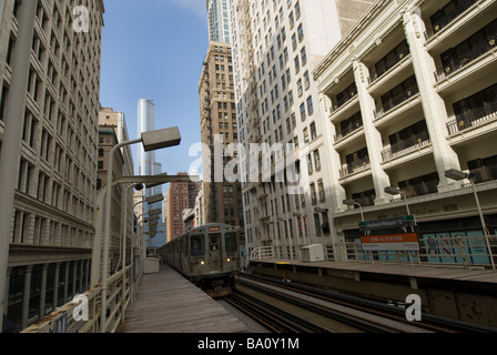 Il treno EL a Midway entrando nel Madison/stazione di Wabash sul Loop in Chicago STATI UNITI D'AMERICA Foto Stock